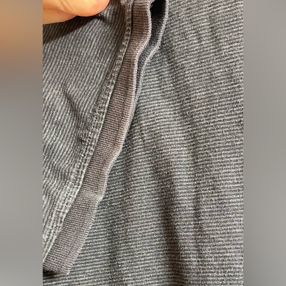 Izod Polo Shirt Men's Short Sleeve 100% Polyester Blue Striped. Not sure size. - Picture 5 of 7